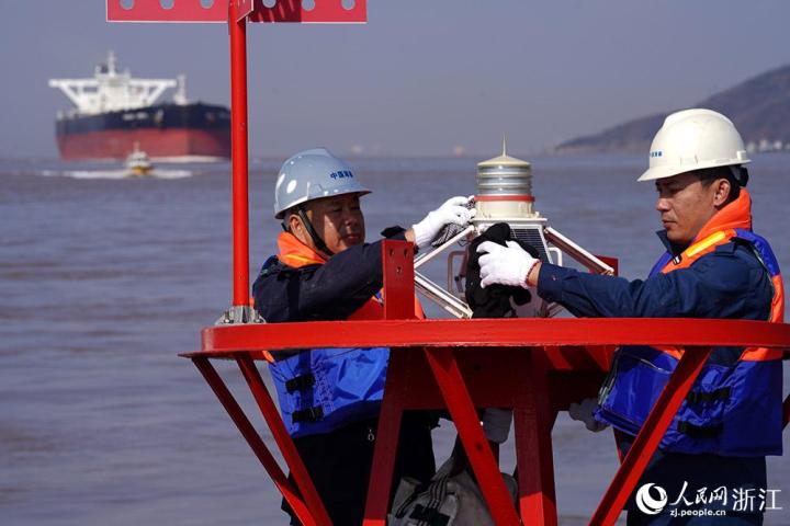 浙江宁波：智能化航标护航海上春运